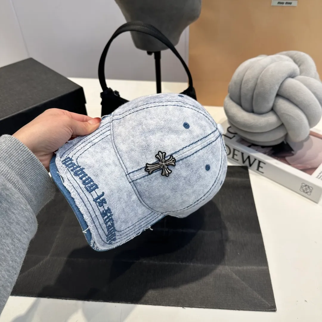 P60 Crow Heart 🆕🆕New baseball cap, stylish and classic cross logo, casual with a cool feeling, unisex style, same style for men and women! Very easy to match! Head circumference: 56-58cm is available